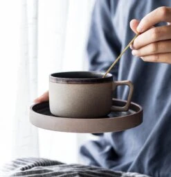 House Of Husk® Keramieke Kop En Schotel Set - Koffiekopjes - Theemokken - Koffiemokken - 250 Ml - Bruin Aardewerk -Serviesselectie Winkel 1161x1200 2