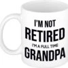 Im Not Retired Im A Full Time Grandpa Koffiemok / Theebeker - 300 Ml - Wit - Opa / Kantoorhumor / VUT / Pensioen - Grappige Cadeau Mok / Beker Voor Collega