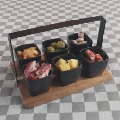 Mica Decorations - Luxe Tapas Set - 6 Zwarte Tapas Schaaltjes Op Houten Tapasplank - Servies - Borrelplank Olijfhout 6 Mica Decorations - Luxe Tapas Set - 6 Zwarte Tapas Schaaltjes Op Houten Tapasplank - Servies - Borrelplank Olijfhout -Serviesselectie Winkel 1200x1197 12