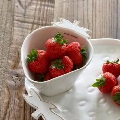 Riviera Maison Fruitvergiet, Aardbeien Zeef - Tasty Strawberry Colander - Wit / Goud - Porselein - 1 Stuk 7 Riviera Maison Fruitvergiet, Aardbeien Zeef - Tasty Strawberry Colander - Wit / Goud - Porselein - 1 Stuk -Serviesselectie Winkel 1200x1198 1