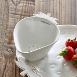Riviera Maison Fruitvergiet, Aardbeien Zeef - Tasty Strawberry Colander - Wit / Goud - Porselein - 1 Stuk 6 Riviera Maison Fruitvergiet, Aardbeien Zeef - Tasty Strawberry Colander - Wit / Goud - Porselein - 1 Stuk -Serviesselectie Winkel 1200x1200 10