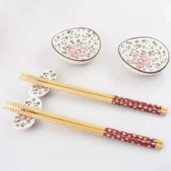 Winkrs | 2 Persoons Japanse Sushi Servies Set (rood) Met Eetstokjes, Kommetjes En Opleggers Voor Stokjes -Serviesselectie Winkel 1200x1200 17