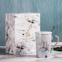 Merkloos Set Van 2 Mokken - Mok Set - Couple Mok - Koffiemok - Koffiebeker - Beker - Mokken En Bekers - Beker Met Lepel En Deksel - 400 Ml - Keramiek - Mr./Mrs. - Blauw/roze 13 Merkloos Set Van 2 Mokken - Mok Set - Couple Mok - Koffiemok - Koffiebeker - Beker - Mokken En Bekers - Beker Met Lepel En Deksel - 400 Ml - Keramiek - Mr./Mrs. - Blauw/roze -Serviesselectie Winkel 1200x1200 316