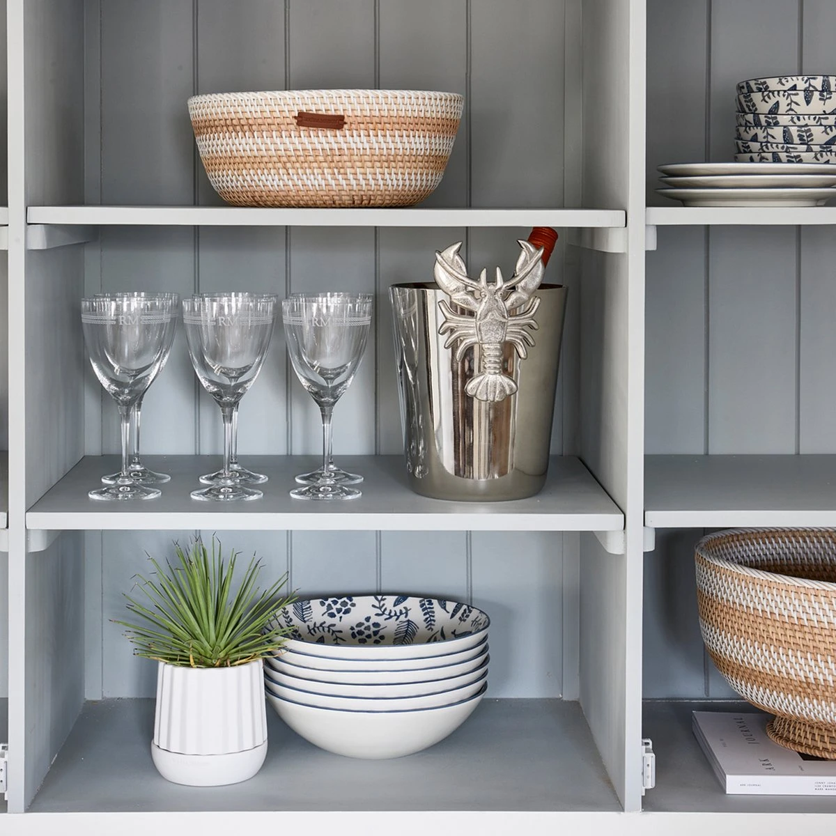 Riviera Maison Serveerschaal Keramiek, Ronde Kom Voor Salades, Fruit, Snacks - First Catch Bowl - Blauw - Keramiek - Maat M 3 Riviera Maison Serveerschaal Keramiek, Ronde Kom Voor Salades, Fruit, Snacks - First Catch Bowl - Blauw - Keramiek - Maat M - Afbeelding 3