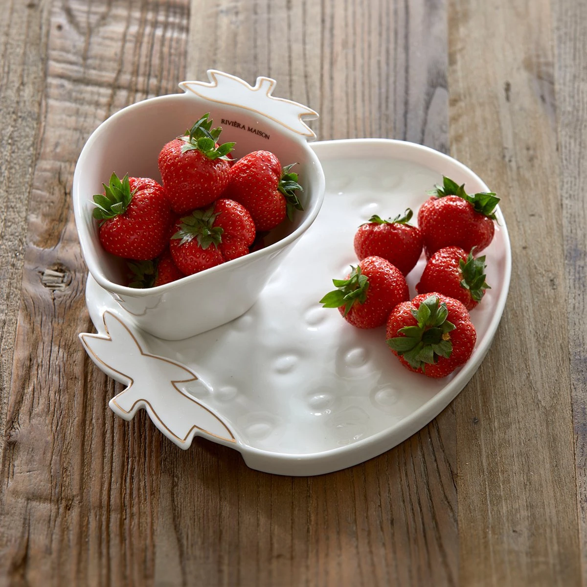 Riviera Maison Serveerschaal Aardbei, Zomers Serveerbord Voor Fruit - Tasty Strawberry Serving Dish - Wit / Goud - Porselein - 1 Stuk 3 Riviera Maison Serveerschaal Aardbei, Zomers Serveerbord Voor Fruit - Tasty Strawberry Serving Dish - Wit / Goud - Porselein - 1 Stuk - Afbeelding 3