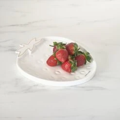 Riviera Maison Serveerschaal Aardbei, Zomers Serveerbord Voor Fruit - Tasty Strawberry Serving Dish - Wit / Goud - Porselein - 1 Stuk 7 Riviera Maison Serveerschaal Aardbei, Zomers Serveerbord Voor Fruit - Tasty Strawberry Serving Dish - Wit / Goud - Porselein - 1 Stuk -Serviesselectie Winkel 1200x1200 579