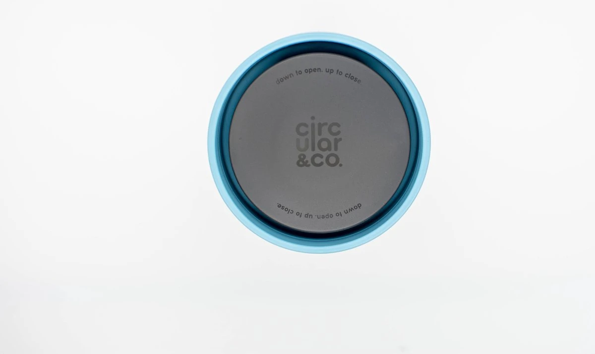 Circular&Co. Herbruikbare To Go Koffiebeker (rCUP) Zwart/blauw 8oz/227ml 2 Circular&Co. Herbruikbare To Go Koffiebeker (rCUP) Zwart/blauw 8oz/227ml - Afbeelding 2