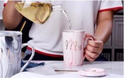 Merkloos Set Van 2 Mokken - Mok Set - Couple Mok - Koffiemok - Koffiebeker - Beker - Mokken En Bekers - Beker Met Lepel En Deksel - 400 Ml - Keramiek - Mr./Mrs. - Blauw/roze 16 Merkloos Set Van 2 Mokken - Mok Set - Couple Mok - Koffiemok - Koffiebeker - Beker - Mokken En Bekers - Beker Met Lepel En Deksel - 400 Ml - Keramiek - Mr./Mrs. - Blauw/roze -Serviesselectie Winkel 1200x752 1