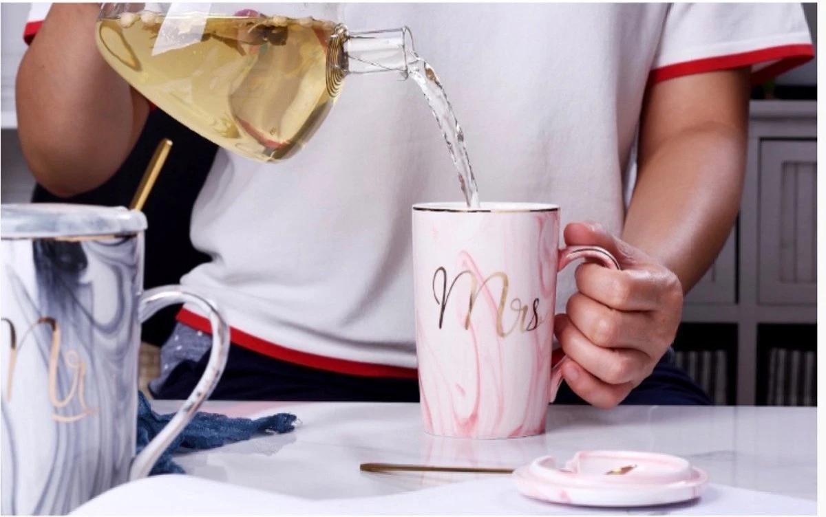 Merkloos Set Van 2 Mokken - Mok Set - Couple Mok - Koffiemok - Koffiebeker - Beker - Mokken En Bekers - Beker Met Lepel En Deksel - 400 Ml - Keramiek - Mr./Mrs. - Blauw/roze 7 Merkloos Set Van 2 Mokken - Mok Set - Couple Mok - Koffiemok - Koffiebeker - Beker - Mokken En Bekers - Beker Met Lepel En Deksel - 400 Ml - Keramiek - Mr./Mrs. - Blauw/roze - Afbeelding 7