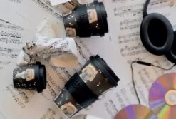 Quy Cup - 90ml Ecologische Reis Beker - Espressobeker “Peanuts Snoopy Music” Met Zwarte Siliconen Deksel -Serviesselectie Winkel 1200x811 1