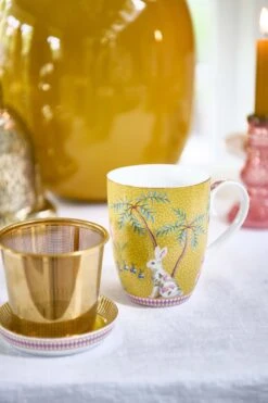 Pip Studio La Majorelle Yellow - Theeset - Porselein - Mok + Theezeef + Theetip - Porselein - 350ml - Geel Servies - Pasen - Konijn -Serviesselectie Winkel 799x1200 6