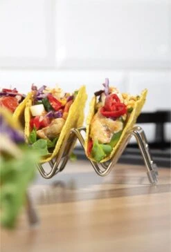 Krumble Taco Houder - Taco En Tortilla Houder Voor 4 Stuks - Serveerschalen - Koken & Tafelen - Kookgerei - Snack- & Tappasschalen - Metaal - Zilver -Serviesselectie Winkel 813x1200